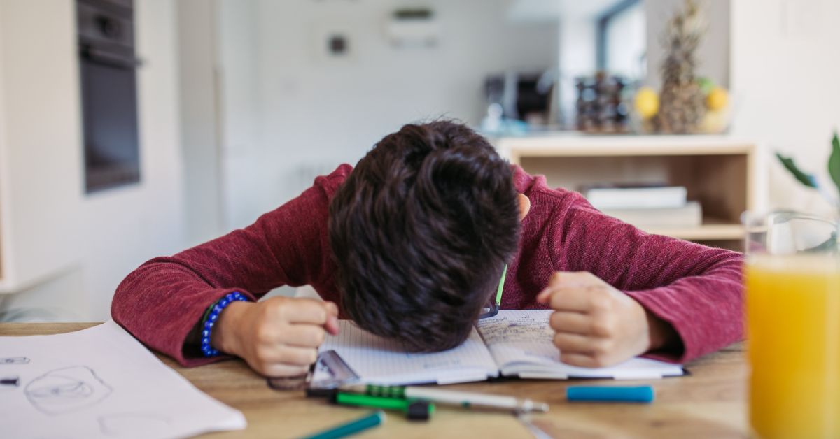 Mio Figlio Odia l’Inglese: 5 Strategie per Trasformare la Frustrazione in Divertimento